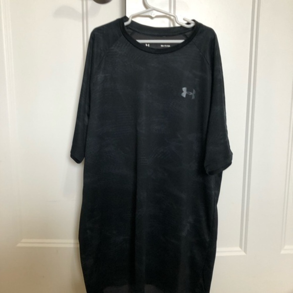 Men’s size small under armour tshirt